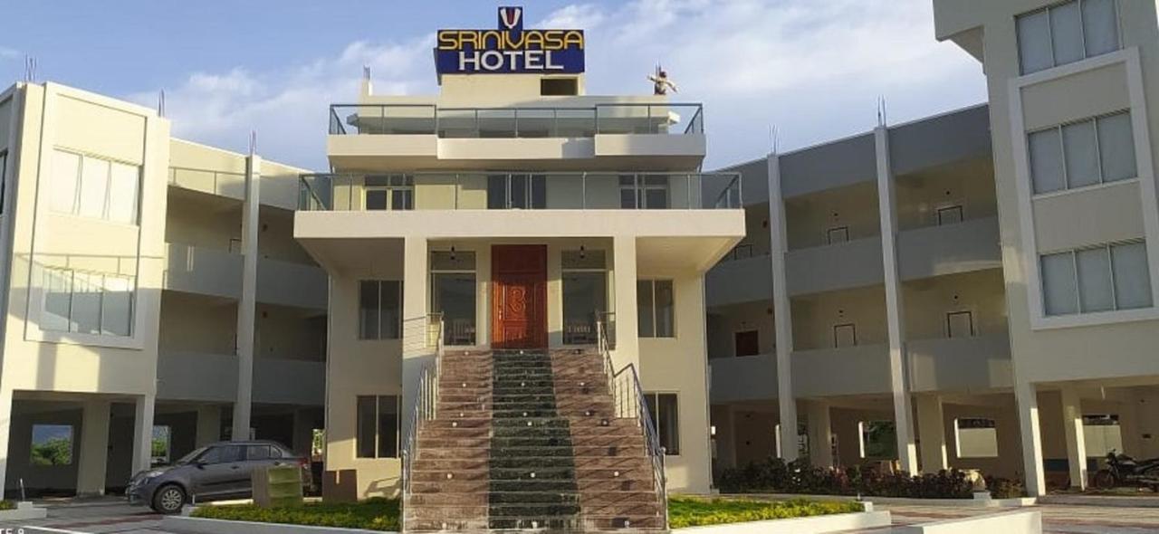 Srinivasa Hotel Тирупати Экстерьер фото