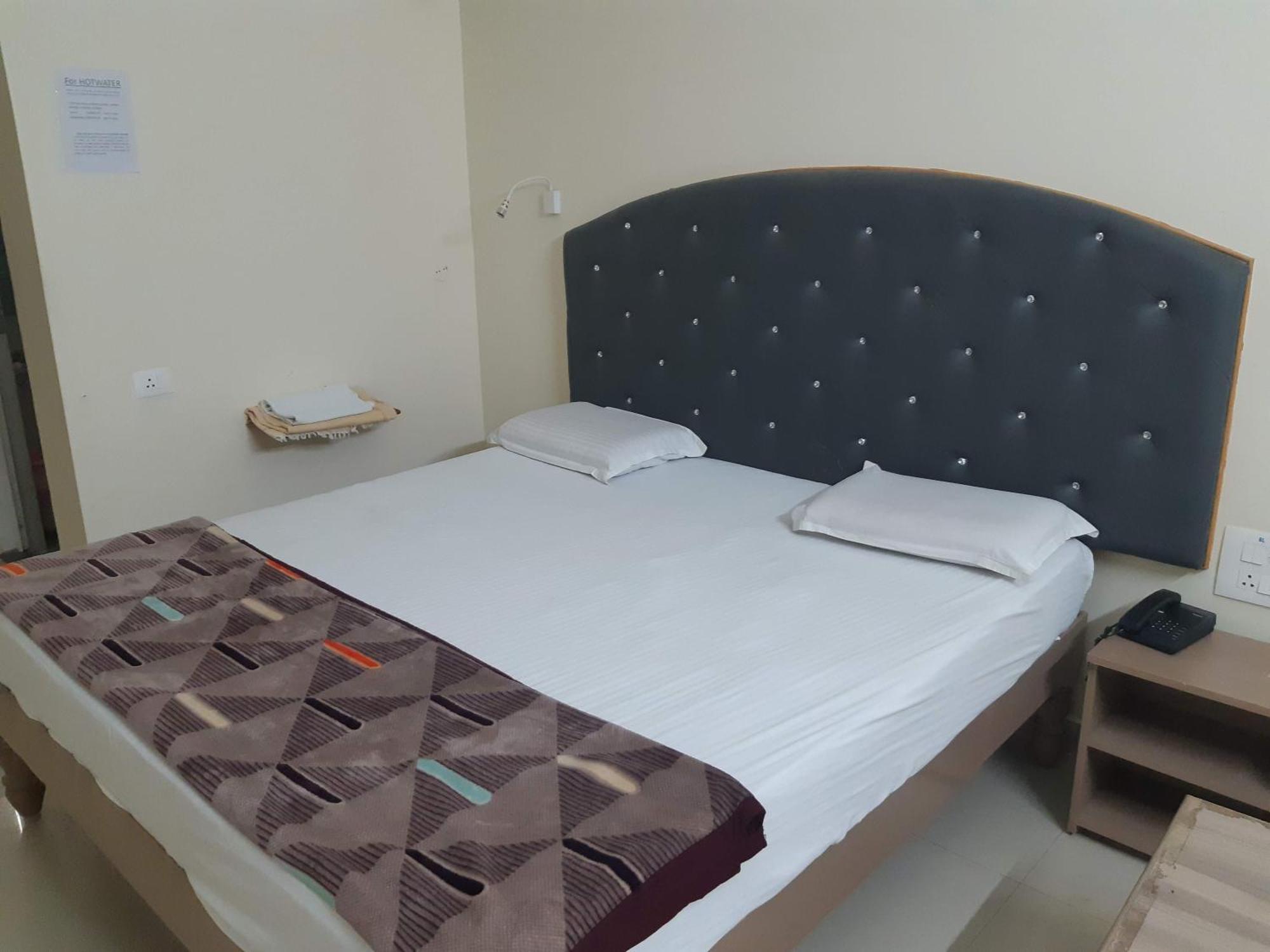 Srinivasa Hotel Тирупати Экстерьер фото