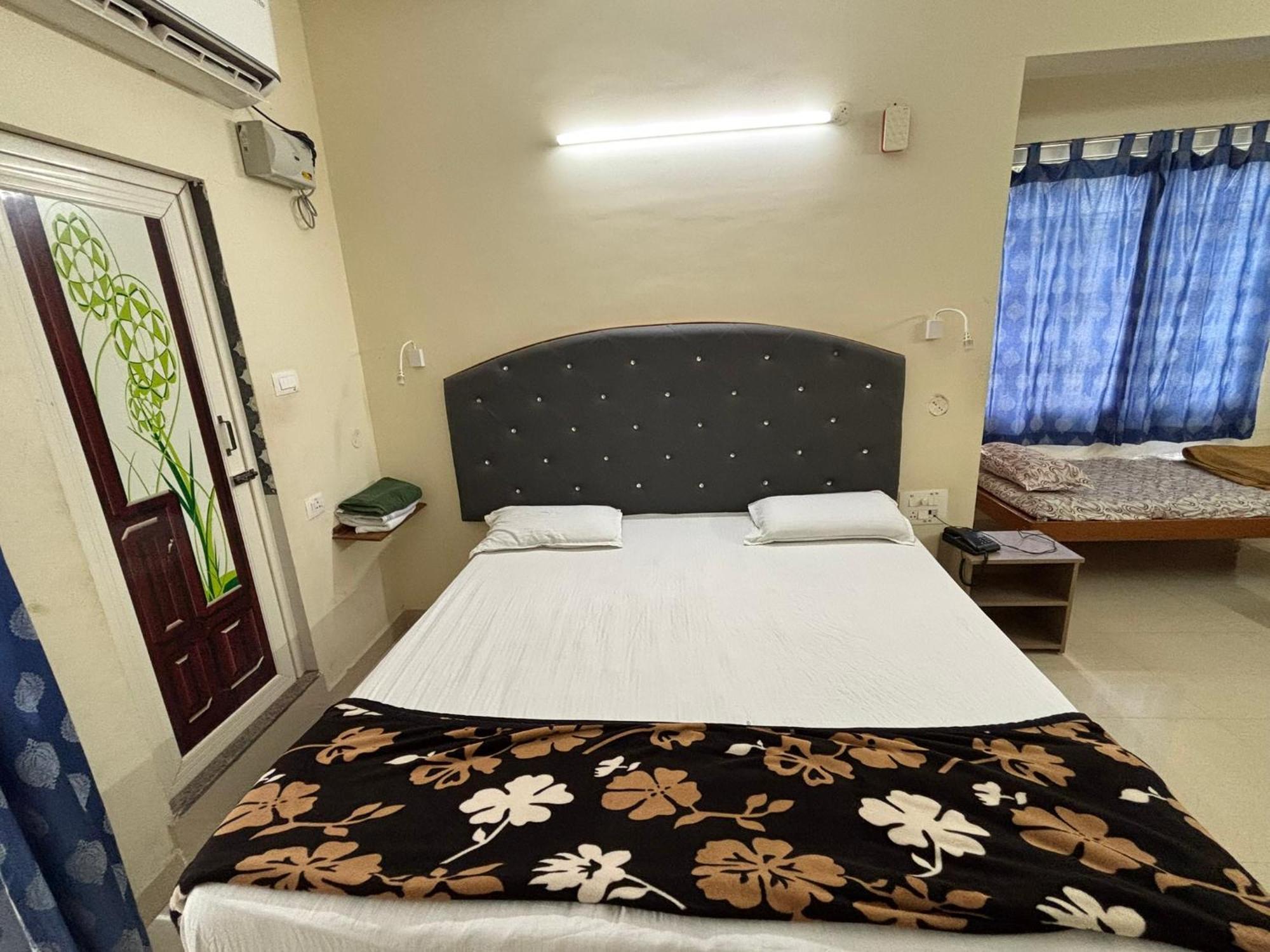 Srinivasa Hotel Тирупати Экстерьер фото